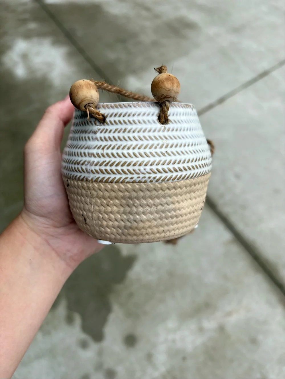 HANGING DECORATIVE CERAMIC POT WITH JUTE STRING